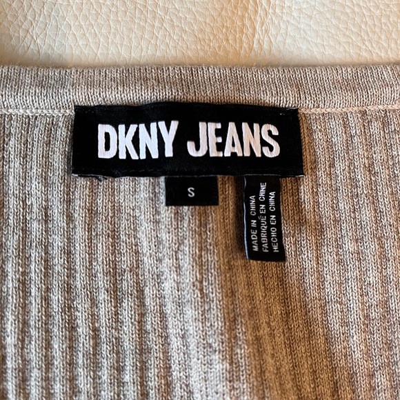 Crop top. Size Small. Never worn. - Picture 3 of 3